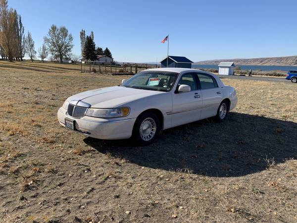 1999 Lincoln Town Car - cars & trucks - by owner - vehicle... for sale in Coulee City, WA – photo 2