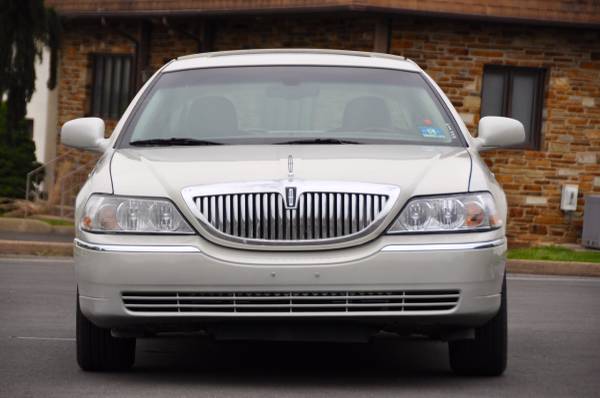 2005 Lincoln Town Car Signature Limited Drives Excellent PA for sale in Feasterville Trevose, PA – photo 2
