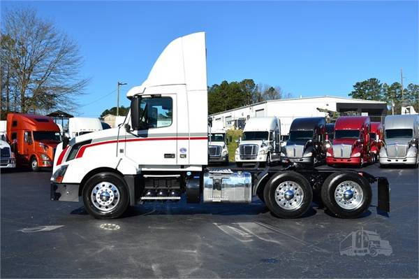 2015 VOLVO VNL64T300 **14 Available Units** for sale in Carrollton, GA – photo 3
