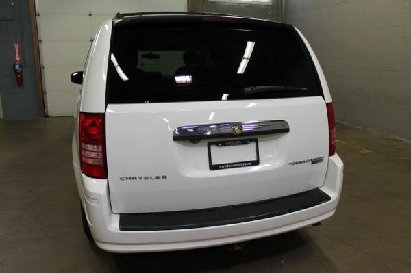 2009 Chrysler Town & Country Touring - Loaded, Spacious for sale in Addison, IL – photo 5