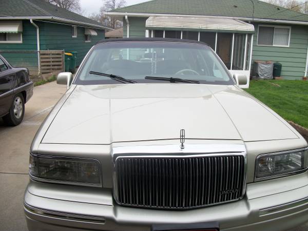1997 Lincoln Town Car Executive Series for sale in Maple Heights, OH – photo 3