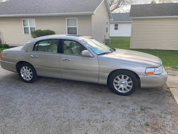 2007 Lincoln Town Car Signature Limited - Low Miles, Loaded, Nice! for sale in Oshkosh, WI – photo 2