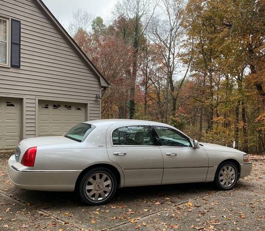 2004 Lincoln Town Car ULTIMATE, low miles, Loaded! - cars & trucks -... for sale in Radcliff, KY – photo 11