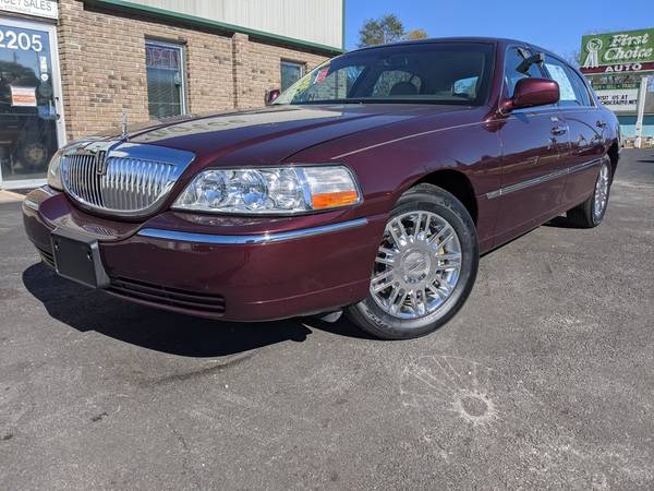 2008 LINCOLN TOWN CAR SIGNATURE L, 4.6 V8, LOW MILES - cars & trucks... for sale in Greenville, SC – photo 2
