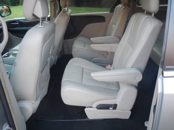 EXCELLENT 2013 CHRYSLER TOWN & COUNTRY FAMILY VAN ALL POPULAR... for sale in Ellijay, GA – photo 7
