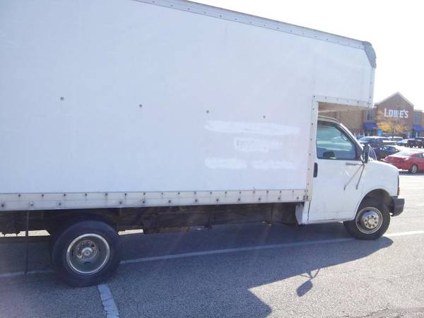 box truck chevy express 3500, 17' for sale in Berea, OH