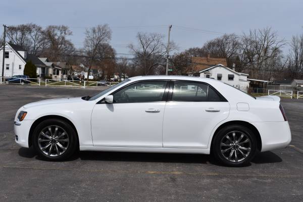 2014 CHRYSLER 300S MINT CONDITION ALL WHEEL DRIVE - cars & for sale in Dearborn, MI – photo 4