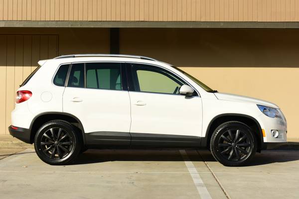 2011 VOLKSWAGEN TIGUAN se 4 matic awd 56k miles clean title !!! -... for sale in Sacramento, NV – photo 2