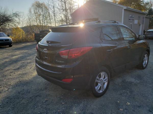 2011 HYUNDAI TUCSON FWD VERY CLEAN NO RUST - cars & trucks - by... for sale in Wynantskill, NY – photo 5