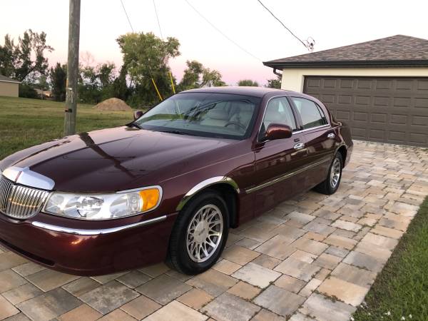 2002 LINCOLN TOWN CAR ONLY 60 K Miles - cars & trucks - by owner -... for sale in Cape Coral, FL – photo 3