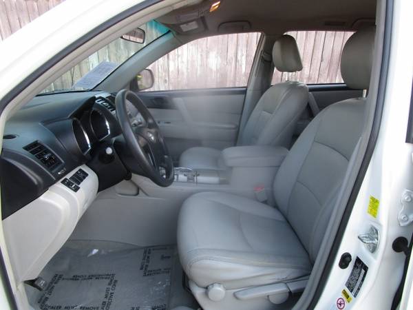 2010 Toyota Highlander 4WD - LEATHER SEATS - ROOF RAILS - RECENTLY... for sale in Sacramento , CA – photo 6