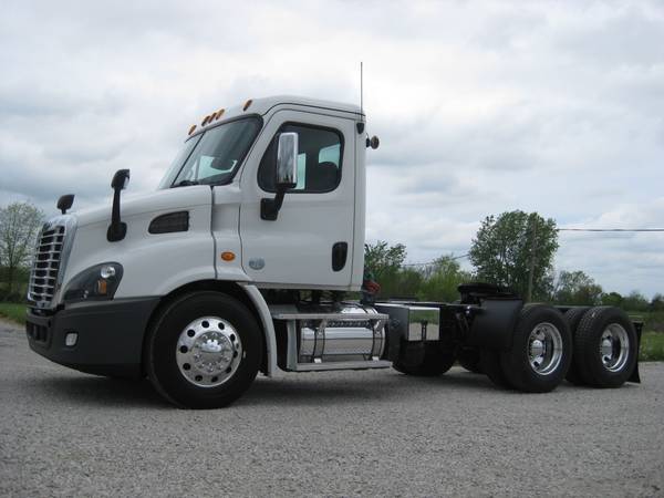 2015 Freightliner Cascadia 113 Daycab Great WB & Lightweight! for sale in Lone Jack, MO