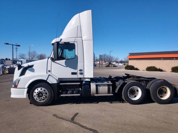 2015 Volvo VNL64T300 Day Cab Tractor 85095JS - - by for sale in Fond Du Lac, WI – photo 6