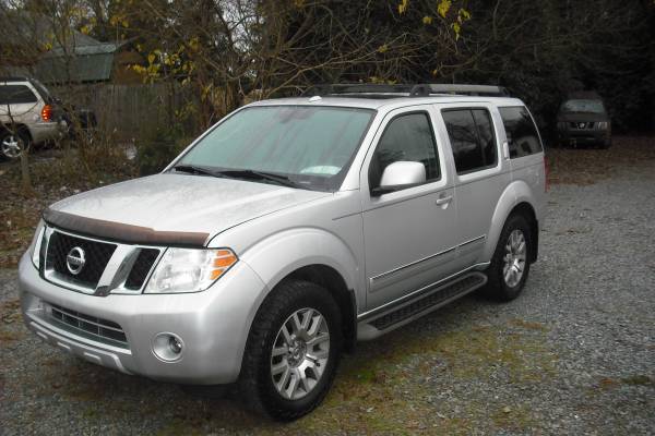 2011 Nissan Pathfinder LE 4x4 - cars & trucks - by dealer - vehicle... for sale in Charlotte, NC – photo 2