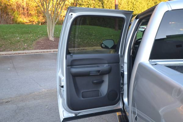 2011 CHEVY SILVERADO LT - CLEAN TITLE - CREW CAB - RUST FREE - 5.3L... for sale in Cary, NC – photo 12