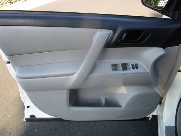 2010 Toyota Highlander 4WD - LEATHER SEATS - ROOF RAILS - RECENTLY... for sale in Sacramento , CA – photo 13