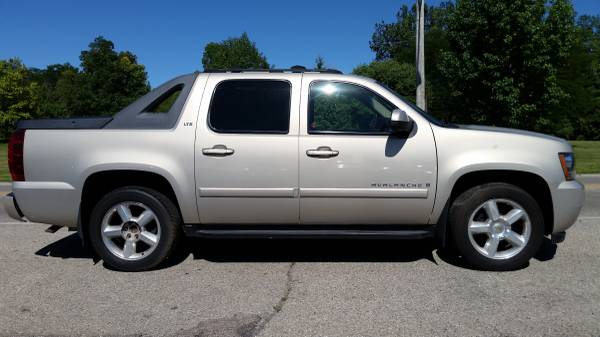 07 CHEVY AVALANCHE LTZ- 1 OWNER, ALL OPTIONS, DVD, SUPER CLEAN/ SHARP! for sale in Miamisburg, OH – photo 4