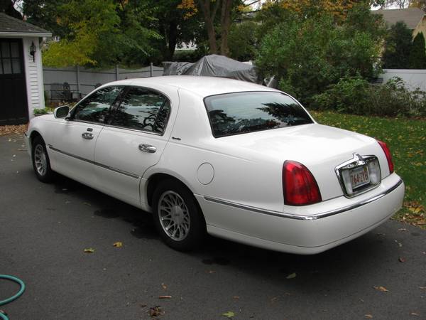 2000 Lincoln Town Car Signature - cars & trucks - by owner - vehicle... for sale in North Attleboro, MA – photo 2