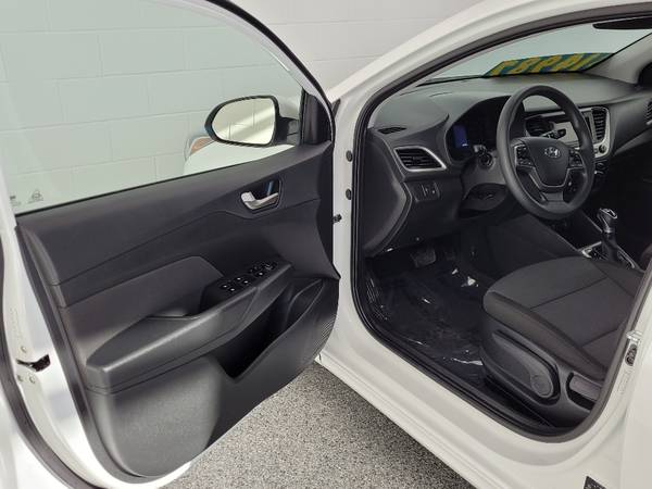 2020 Hyundai Accent SE-17k miles- back up camera, keyless entry -... for sale in Silvis, IA – photo 6