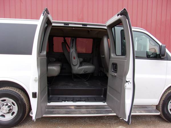 2015 Chevy Express 8 Pass, Custom Seating, Running Boards! SK WH2229 for sale in Millersburg, OH – photo 17