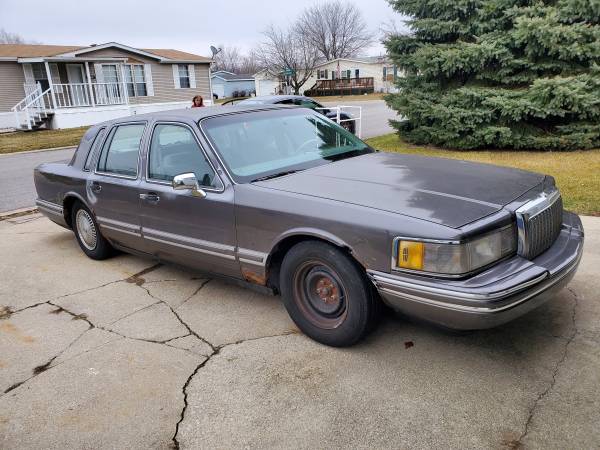 1991 Lincoln Town Car - cars & trucks - by owner - vehicle... for sale in Portage, IL – photo 3