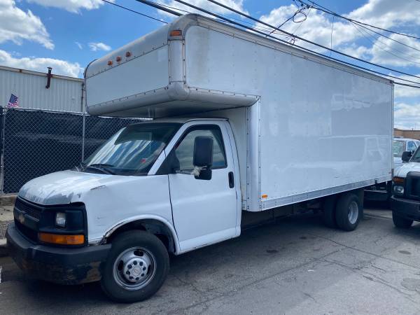 2005 CHEVY 16 foot BOX TRUCK for sale in Island Park, NY – photo 2