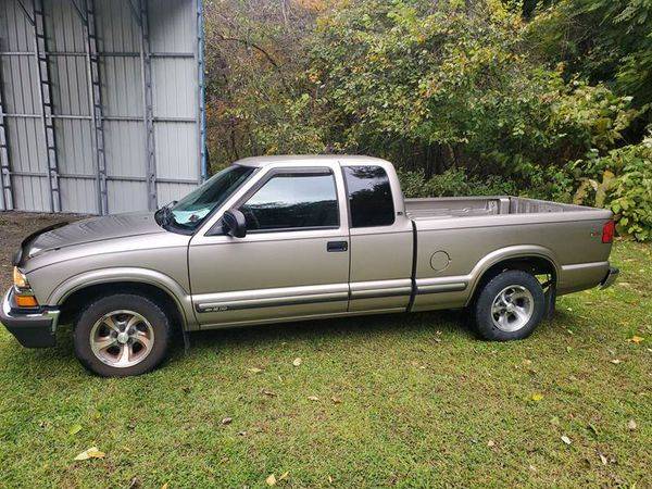 2001 Chevrolet Chevy S-10 LS 2dr Extended Cab 2WD SB EVERYONE IS... for sale in Vandergrift, PA – photo 4