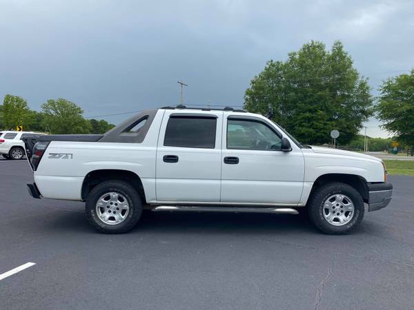 2005 Chevy Avalanche - - by dealer - vehicle for sale in Greenbrier, AR – photo 4