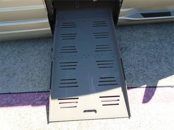 14 CHRYSLER TOWN & COUNTRY MOBILITY HANDICAP WHEELCHAIR POWER RAMP... for sale in Irving, OK – photo 19