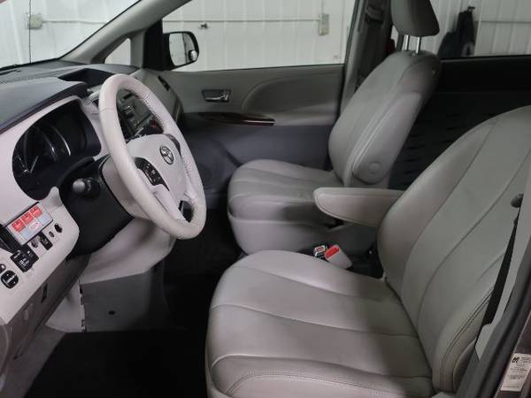 2013 Toyota Sienna XLE FWD 8-Passenger V6 EnterVan Leather 43,000 Mi. for sale in Caledonia, IN – photo 10