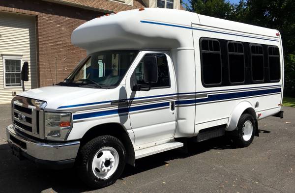 2008 FORD E-350 8 PASSENGER SHUTTLE BUS HANDICAP VAN ONLY 60K MILES! for sale in Enfield, MA – photo 2