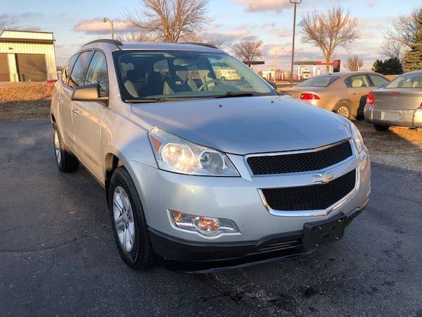 2009 Chevrolet Traverse LT *** ONLY 91K MILES *** - cars & trucks -... for sale in milwaukee, WI – photo 2