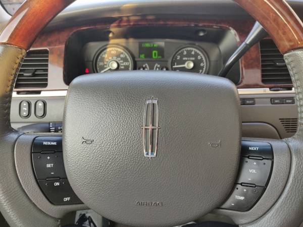 2006 LINCOLN TOWN CAR SIGNATURE LIMITED - cars & trucks - by dealer... for sale in Cedar Rapids, IA – photo 5