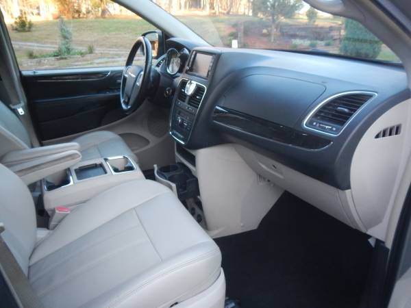 EXCELLENT 2013 CHRYSLER TOWN & COUNTRY FAMILY VAN ALL POPULAR... for sale in Ellijay, GA – photo 14