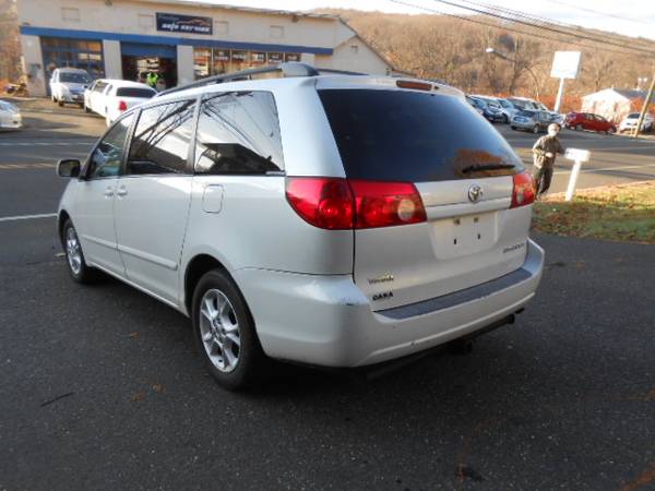 2006 Toyota Sienna XLE 3rd Row Leather Carfax Report w/Service... for sale in Seymour, NY – photo 6