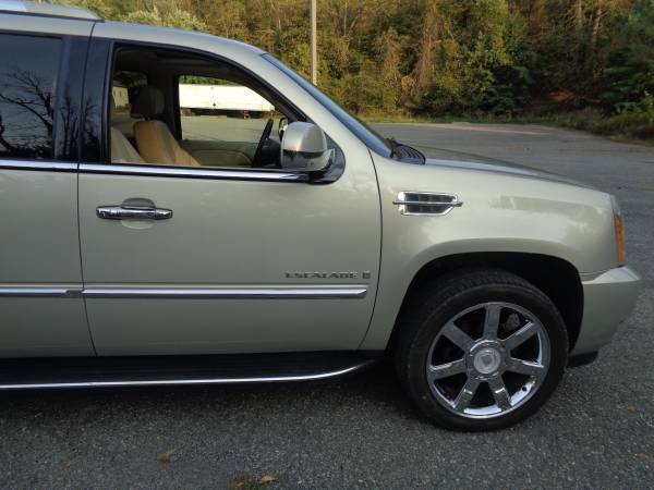 2007 Cadillac Escalade AWD Fully Loaded Very Clean for sale in Waynesboro, MD – photo 9