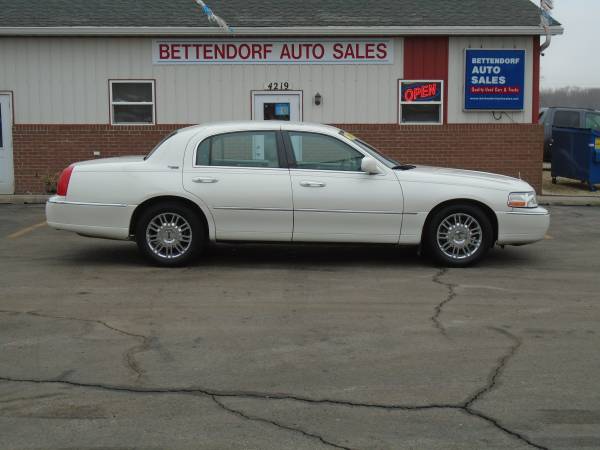 2006 Lincoln Town Car Signature Limited - - by dealer for sale in Bettendorf, IA – photo 2