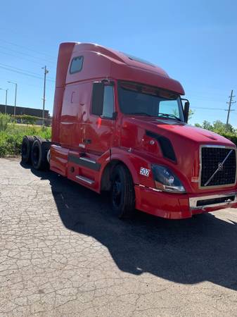 Freightliner and Volvo Semi Trucks for sale in Sterling Heights, MI – photo 3