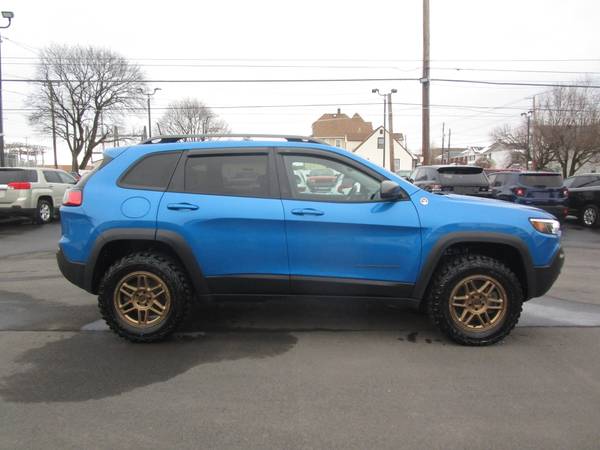 2019 JEEP CHEROKEE TRAILHAWK - CLEAN CAR FAX - BACK UP CAMERA - 4x4 for sale in Moosic, PA – photo 4