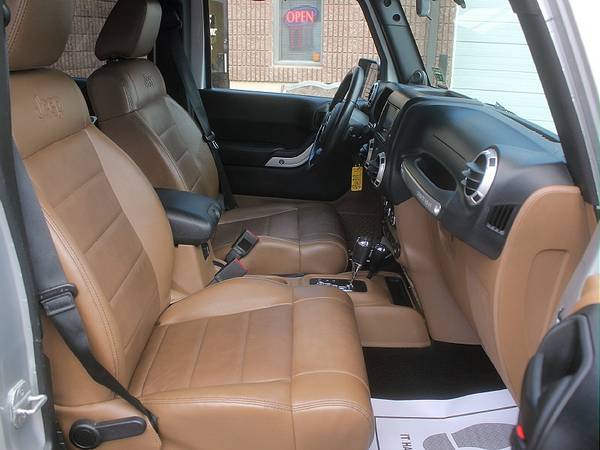 2012 JEEP WRANGLER UNLIMITED SAHARA 4X4 * LEATHER * NAV * NEW TOP!! for sale in West Berlin, NJ – photo 12