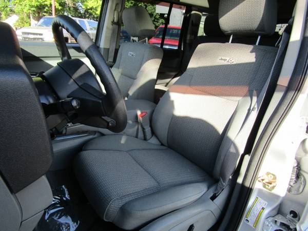 2006 Jeep Commander 4dr 4X4 *SILVER* 65 EDITION RUNS AWESOME !! -... for sale in Milwaukie, OR – photo 13