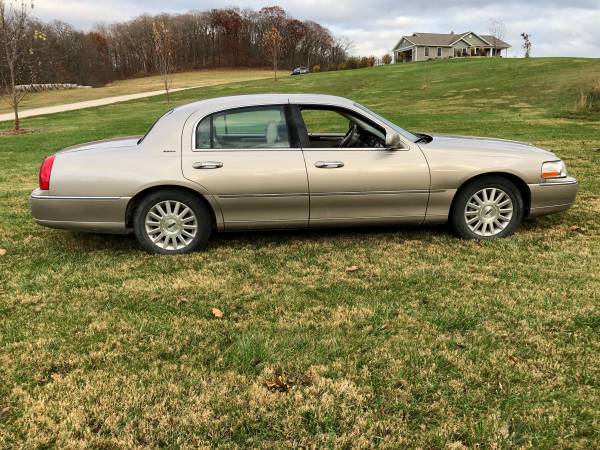 Lincoln town car. 2003 - cars & trucks - by owner - vehicle... for sale in New London, MO – photo 2