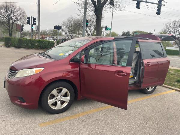 2011 Toyota Sienna le for sale in Skokie, IL – photo 8