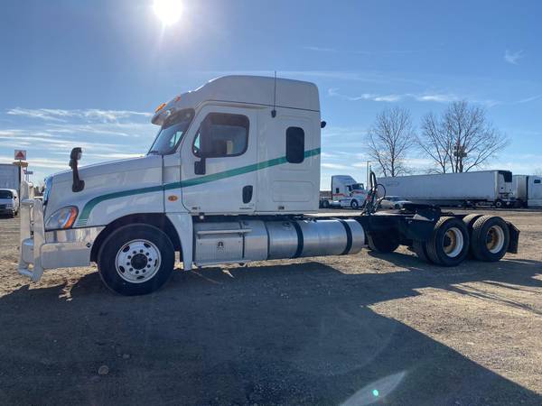2011 Freightliner Cascadia Midroof/ Detroit DD15 (455HP) - cars &... for sale in Zion, IL – photo 5