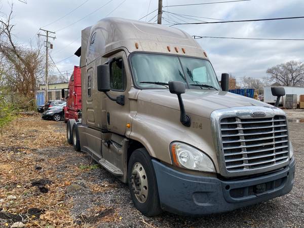 2014 Freightliner Cascadia for sale - cars & trucks - by owner -... for sale in Willowbrook, IL – photo 4