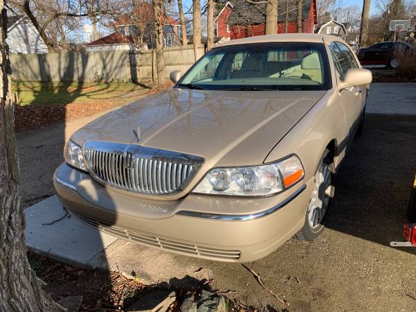 2005 Lincoln Town Car, excellent condition - cars & trucks - by... for sale in Vicksburg, MI – photo 2