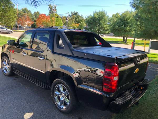 *** 2011 Chevrolet Avalanche LTZ 5.3L 4X4 so it is loaded.**Just only for sale in Nashua, RI – photo 3