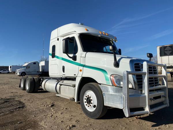 2011 Freightliner Cascadia Midroof/ Detroit DD15 (455HP) - cars &... for sale in Zion, IL – photo 2