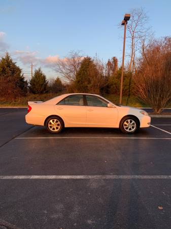 2004 Toyota Camry LE MUST SEE, Great MPG, 2nd Owner - cars & trucks... for sale in tri-cities, TN, TN – photo 2