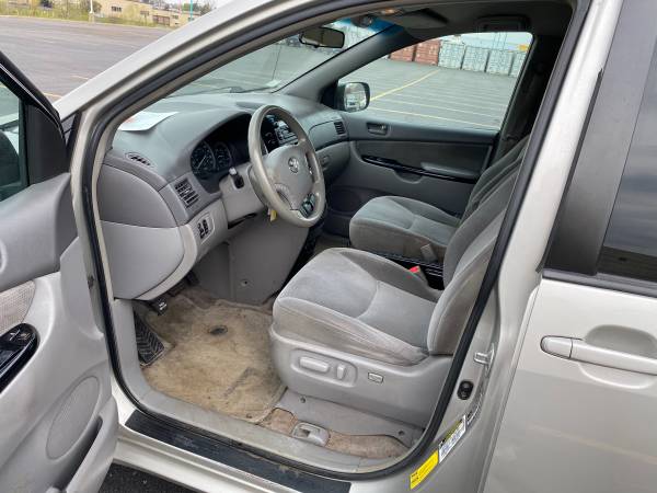 2005 Toyota Sienna LE Silver for sale in West Chicago, IL – photo 5